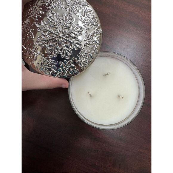 Bath & Body Works Strawberry Snowflake 3 Wick Candle - Picture 3 of 3